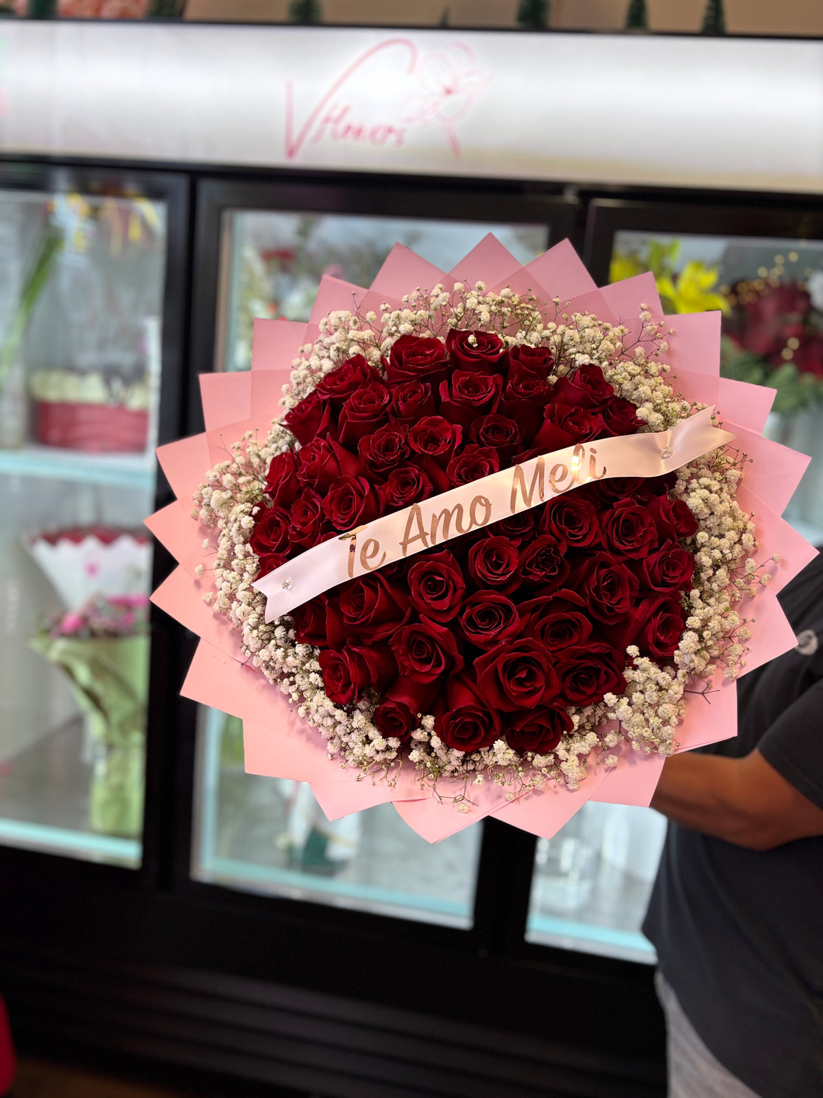 Baby’s Breath Rim Rose Bouquet