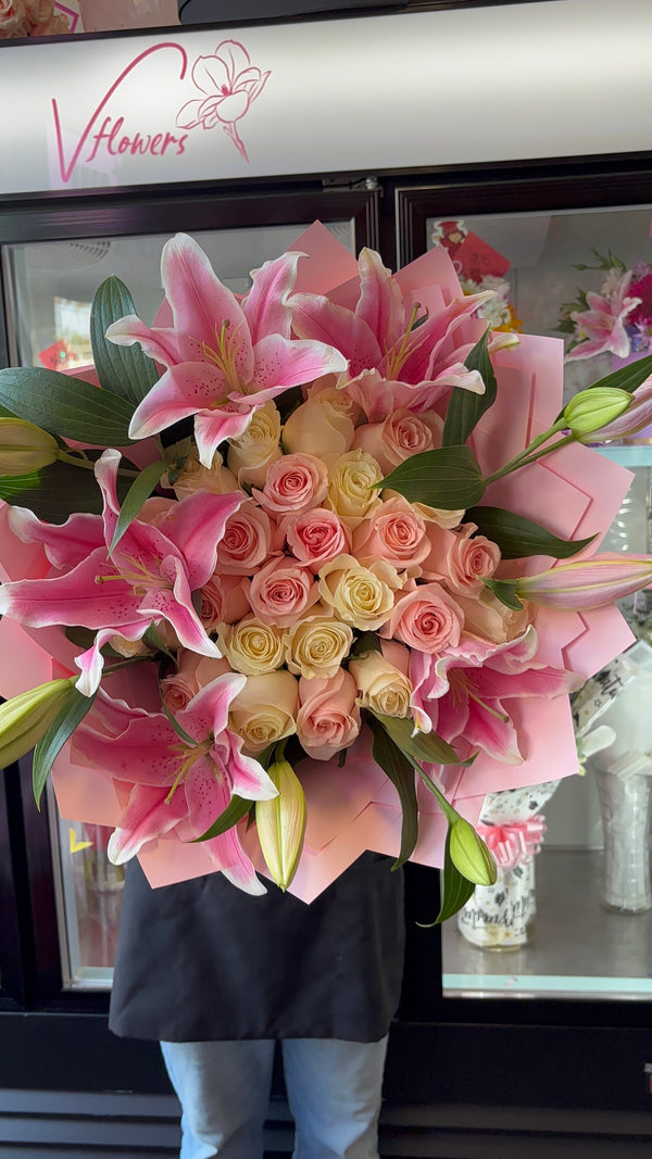 25 White & Pink Roses + Lilys
